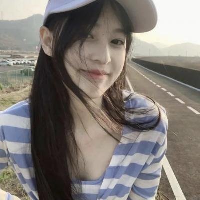 微光下的蓝色男孩